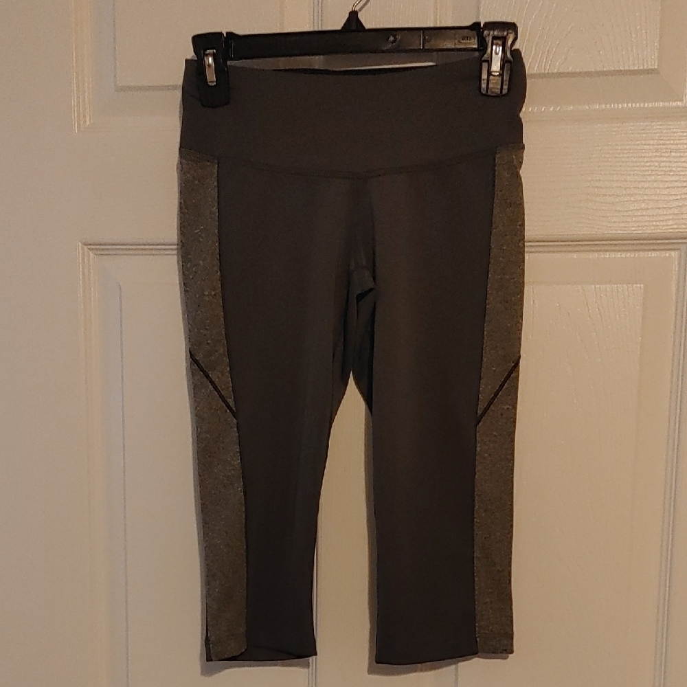 New Balance Capri Leggings Activewear Gray & Black Sz XS Lightening Dry EUC Yoga